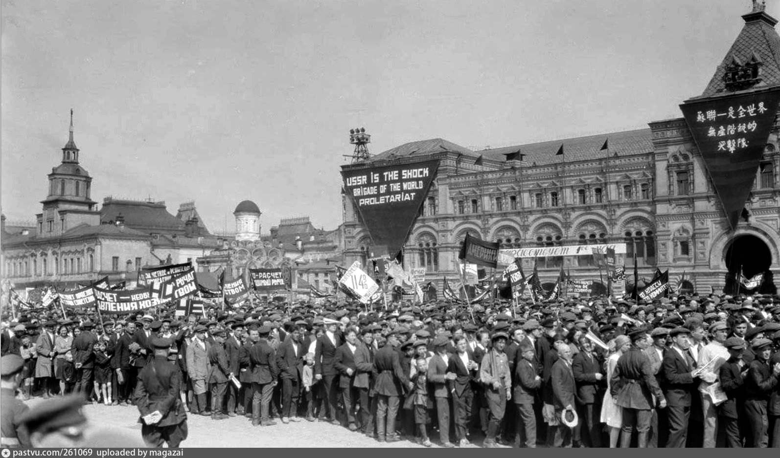 Москва 1931 года. Первомайский парад в Москве в 1931 году. Первомай на красной площади. Москва на красной площади парад 1931. Парад 1931 года красная площадь.