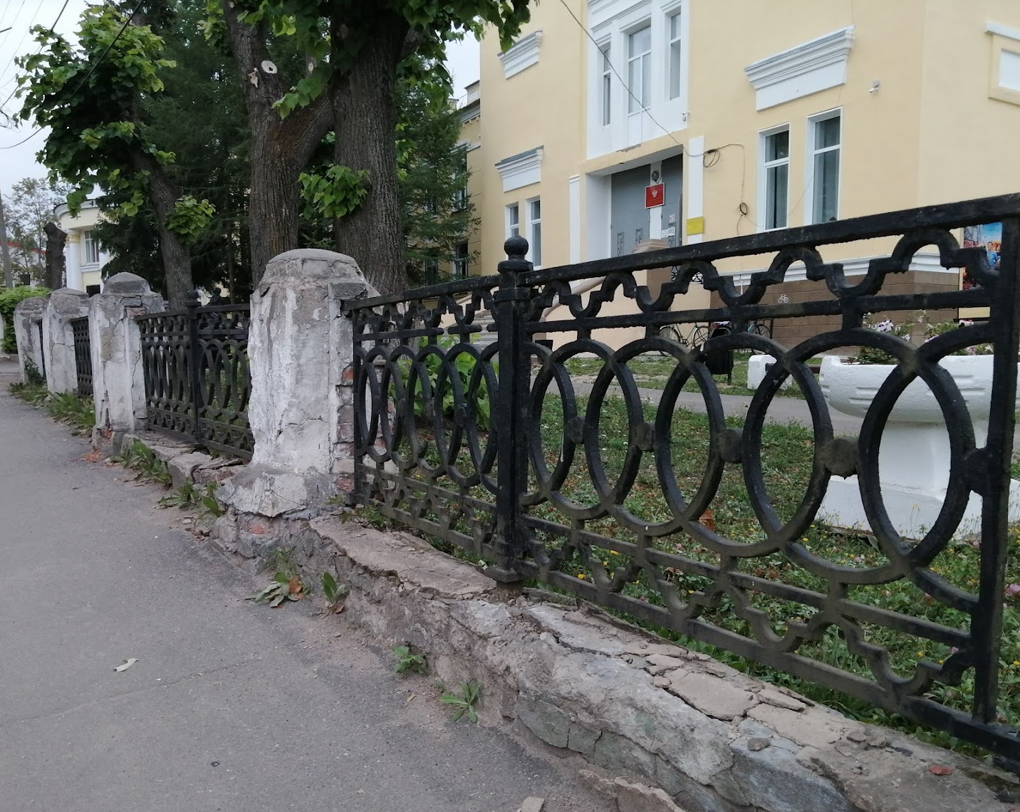 Приволжск новое. Ограждения на памятниках архитектуры. Новые заборы. Фотографии города Приволжска. Забор у памятника Пушкину Пермь.