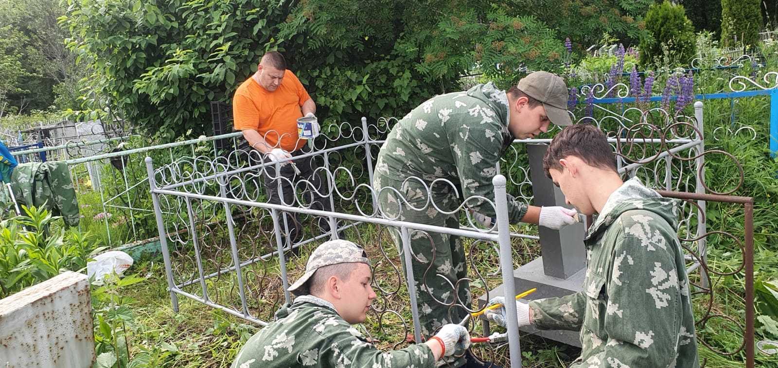 Волонтеры Приволжского района приводят в порядок места захоронения  ветеранов ВОВ